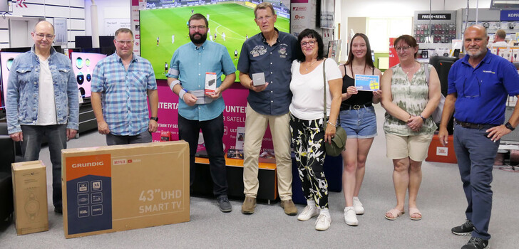 Die Gewinner, von links: Olaf Günther – Gersfeld, Michael Lipus – Neuhof, Wolfgang Lorenz – Künzell, Michael u. Monika Wingenfeld – Fulda, Lea u. Petra Hornung – Neuhof, Hans-Jürgen Müller – Inhaber Euronics XXL EFM Fulda