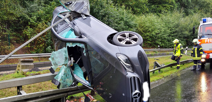 Die Leitplanke hatte sich bei dem Unfall auf der A7 durch das Fahrzeug gebohrt.