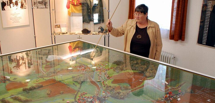 Elisabeth Herrmann erläutert den Grenzverlauf zwischen Philippsthal und seinen thüringischen Nachbarorten am großen
Modell im Erdgeschoss des Museums.