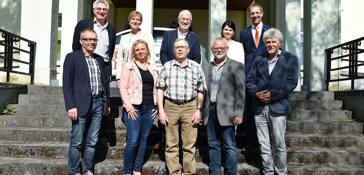 Für ihre Verdienste in der Kreisverwaltung geehrt wurden (vorne von links) Siegfried Linß, Katja Tometzki, Ernst-Otto Laudemann, Günter Schott und Siegfried Fiegenbaum. Glückwünsche überbrachten (hinten von links) Personalratsvorsitzender Gerhard Eckstein, Fachdienstleiterin Anja Csenar, Dieter Scheer als Leiter des Fachbereichs Recht, Aufsicht und Ordnung, Personalchefin Martina Tietz und Landrat Dr. Michael Koch. Es fehlten: Jürgen Nothbaum, Gisela Sonntag und Hans-Jürgen Mausehund