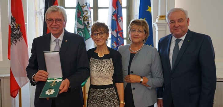 Der Hessische Ministerpräsident Volker Bouffier ist heute vom Landeshauptmann Hermann Schützenhöfer mit dem Großen Goldenen Ehrenzeichen des Landes Steiermark ausgezeichnet worden. (v.l.n.r.: Ministerpräsident Volker Bouffier, Ursula Bouffier, Marianne Schützenhöfer, Landeshauptmann Hermann Schützenhöfer).