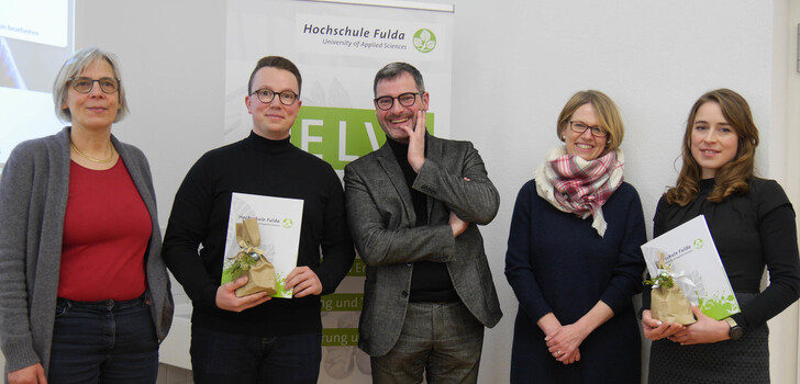 Freuen sich über die Auszeichnung: Christoph Magnus Kringel (2.v.l.) mit seinen Betreuer Professor Dr. Sascha Skorupka und Meta Leonie Boller (r.) mit ihrer Betreuerin Professorin Dr. Annikka Zurwehme. Professorin Dr. Sigird Hahn (l.) nahm den Preis stellvertretend für ihre Absolventin, Anna Friedmann, entgegen, die per Video-Call der Preisverleihung zugeschaltet war.