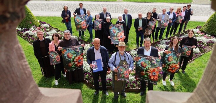 Alle Beteiligten des Veranstaltungsprogramms „Alles im grünen Bereich – Gärten in der Klosterlandschaft Fulda“ der Stadt Fulda auf einem Foto.