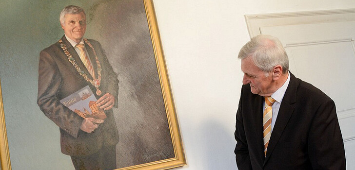 Gerhard Möller betrachtet sich selbst: Im September 2015 bei der Enthüllung seines Porträts in der Oberbürgermeister-Galerie im Fuldaer Stadtschloss.
