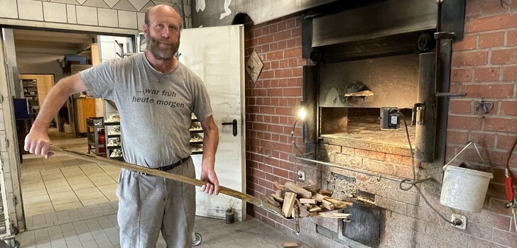 Andreas Hahner backt Brot für seinen Hofladen. Deswegen raucht der Schornstein an diesen Tagen.