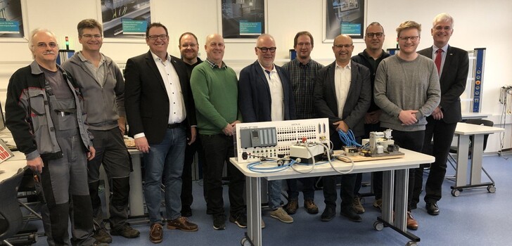 Peter Brauner (Nehrig Elekro GmbH), Lars Eidam (Hausmeister BSO), Schulleiter Guido Lomb (BSO), Administrator Christian Diegel, Klaus Kurz (Fachdienst Schulen und Gebäude des Landkreises), Abteilungsleiter Michael Weiser (BSO), Heiko Fey (BSO), Thomas Cramer (ELABO GmbH), Markus Geist (BSO), Schulsprecher und Studierender der Technikerschule Hannes Freund (BSO) und Landrat Torsten Warnecke.