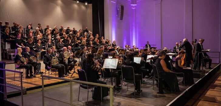 Am Samstag, 07. Oktober 2023, präsentiert der Städtische Konzertchor Winfridia Fulda unter der Leitung von Chordirektor Carsten Rupp ein Konzert mit zeitgenössischer Filmmusik.