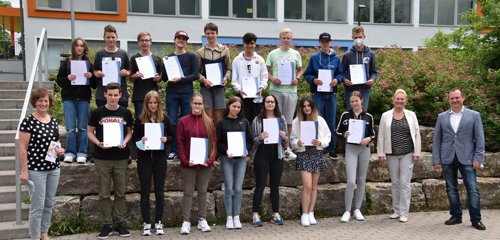 Schülerinnen und Schüler der Klassen neun der Konrad-Adenauer-Schule erhielten ihre Teilnahmezertifikate bei „Netzwerk Schulen“.