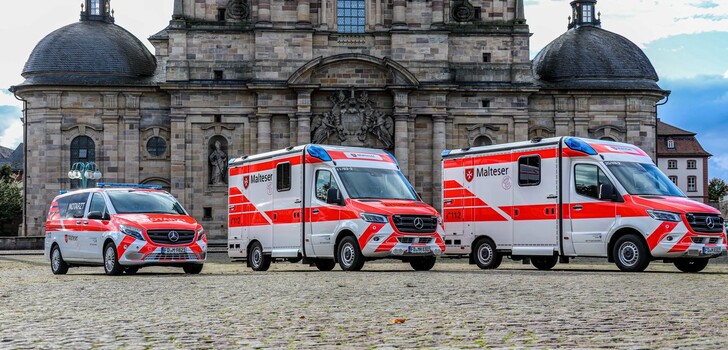 Neben der Übergabe eines Krankentransportwagens in die Ukraine wurden auch drei weitere Fahrzeuge der Malteser geweiht.