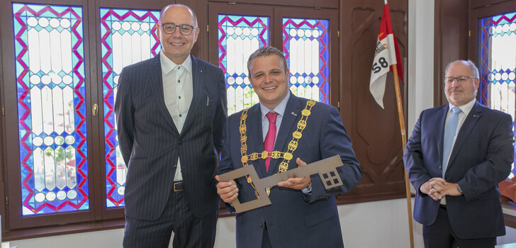 Bei der offiziellen Einweihung des Rathauses (von links): Architekt Andreas Staubach überreichte Bürgermeister Benjamin Tschesnok symbolisch den Schlüssel.