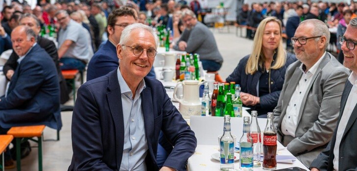 Der Vorstandsvorsitzende Ralf Schär (links) und Vorstand Marco Auth (rechts) neben Bürgermeister Axel Schmidt