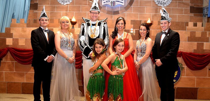 Von links nach rechts: Tobias Ruppert, Nicole Hartl, Harald Klitsch, Manuela Klitsch, Simone Ruppert, Marco Ruppert. Die Kinder im Vordergrund sind Jana Klitsch und Emmy Ruppert.