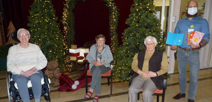 Marcus Schrödter (rechts) von der Sozialen Betreuung im Mediana Wohnstift präsentiert die selbstgebastelten Weihnachtskarten, die von (von links) Ernst Krick, Irene Becker und Elisabeth Schmitt stellvertretend für alle Bewohner entgegengenommen wurden.