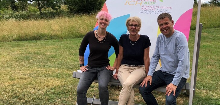 Sportlich am Himmelszeit (v.l. Ehrenamtskoordinatorin Simone Möhring, Marathonläuferin und Pfarrerin Claudia Rudolff und Pfarrer Stefan Bürger)