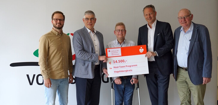 14.500 Euro für den Delegations-Gastgeber Vogelsbergkreis zu den "Special Olympics World Games": Oliver Senteck (Zweiter von rechts), Vorstandsmitglied der Sparkasse Oberhessen, überreicht einen symbolischen Scheck an Landrat Manfred Görig (Zweiter von links), den Kreisbeigeordneten und Beauftragten für Senioren und Inklusion Kurt Wiegel (von rechts), den kommunalen Behindertenbeauftragten Hans-Jürgen Röhr und Dominic Günther, Bewegungskoordinator des Vogelsbergkreises.