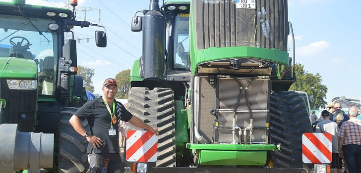 Ein besonderes Highlight: Der "John Deere 9.570" mit einem Gewicht von 27 Tonnen und links Daniel Schramm, 1. Vorsitzender des Carneval Clubs Böckels