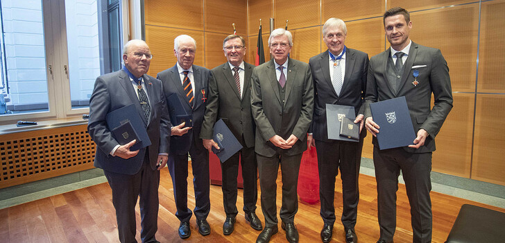 Ehrung in der Staatskanzler (von links): Dr. Wolfgang Hamberger, Professor Rolf Isermann, Horst Groß, Ministerpräsident Volker Bouffier, Dieter Kehl und Sebastian Kehl