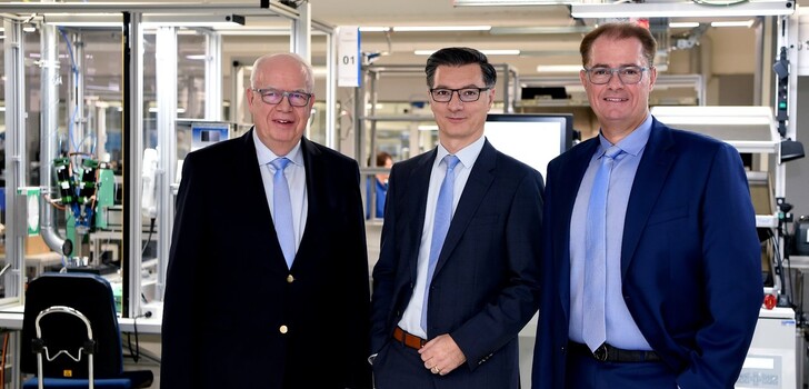 Die JUMO-Führungsriege sieht die Unternehmensgruppe mit dem Neubau bei Rodges auf einem guten Weg in die Zukunft. Von links: Bernhard Juchheim (Geschäftsführer und Gesellschafter), Dimitrios Charisiadis (Geschäftsführer), Michael Juchheim (Geschäftsführer und Gesellschafter).