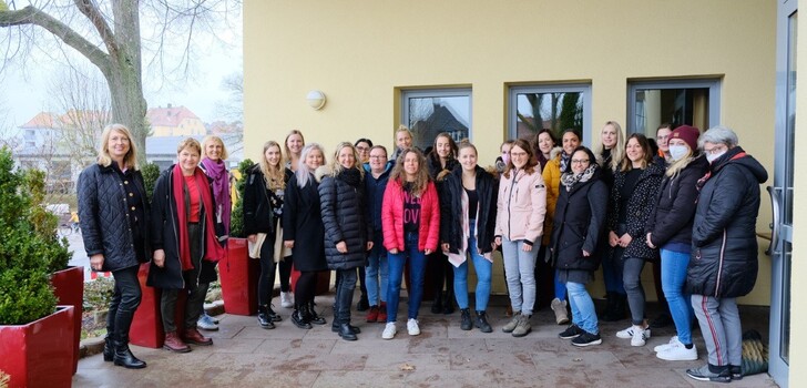 von links nach rechts: Schulleiterin Susanne Diegelmann, Koordinatorin Karin Maria Günther (Landkreis Fulda), Abteilungsleiterin Patricia Gerk, Teilnehmerinnen der Qualifizierungsreihe