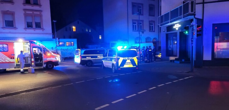 Nach Schüssen in einer Bar am 11. September, gegen 20.15 Uhr, in der Offenbacher Hebestraße, bei dem ein 48-Jähriger tödlich und ein 45-Jähriger schwer verletzt wurden, konnte die Polizei am Donnerstagmorgen vier Tatverdächtige vorläufig festnehmen.