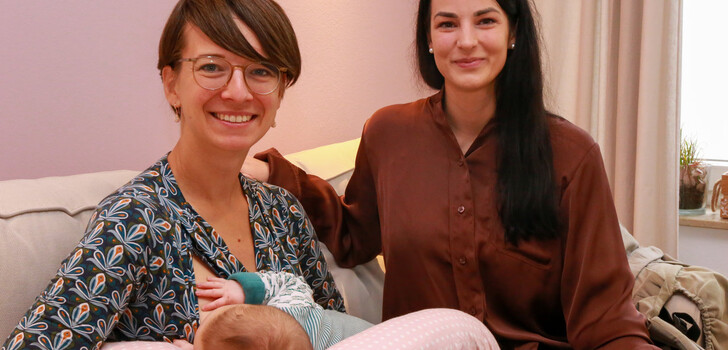 Bianka Kühn (links) stillt ihr Baby liebend gern. Das findet Hebamme Denise Finke (rechts) super.