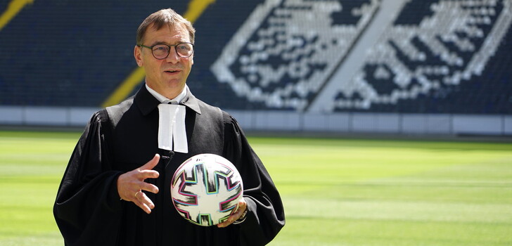 Seit 2009 und noch bis Ende 2024 ist Dr. Dr. h.c. Volker Jung Präsident der Evangelischen Kirche Hessen-Nassau (EKHN).