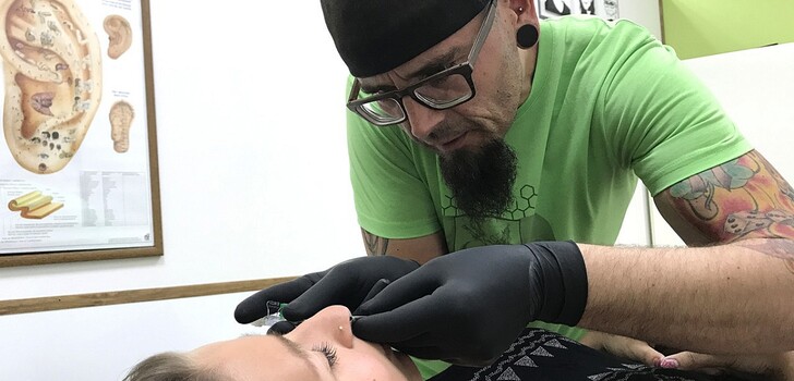 maik-adam-ist-piercer-mit-leib-und-seele-mit-kleinem-pieks-zum