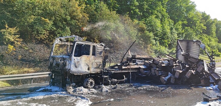 Feuerwehreinsatz an der A5 am Donnerstagnachmittag. Ein Lkw brannte komplett aus.