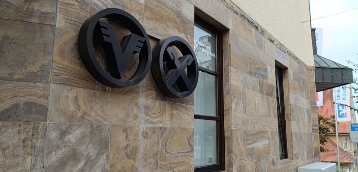 Die VR-Bank Nordrhön, hier am Hauptsitz am Hünfelder Rathausberg, befindet sich im Rechtsstreit mit dem Ex-Vorstand Carsten Glebe.