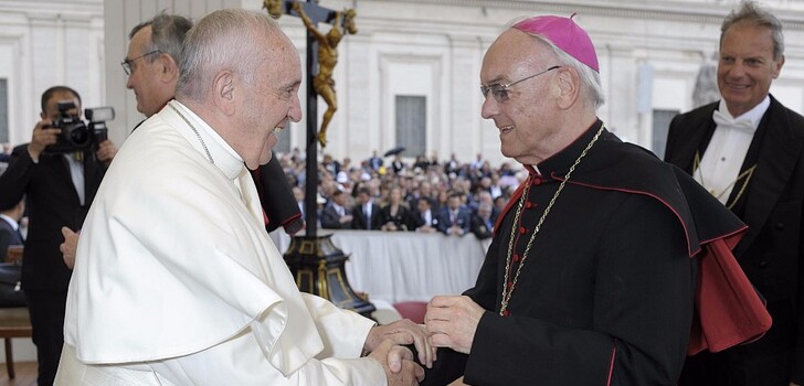 Papst Franziskus bat Bischof Algermissen darum, am Grab des heiligen Bonifatius im Fuldaer Dom eine Kerze für ihn zu entzünden.