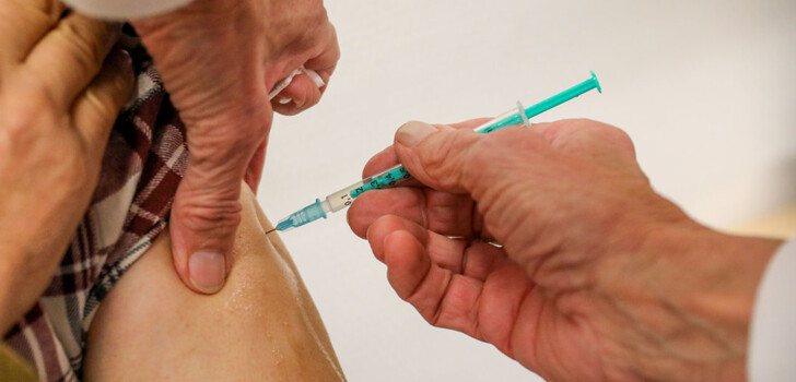 Als Grund für die Empfehlung nennt die STIKO die erneut rasant ansteigenden Zahlen durch die Omikron-Variante und die daraus drohende Überlastung der Kliniken an.