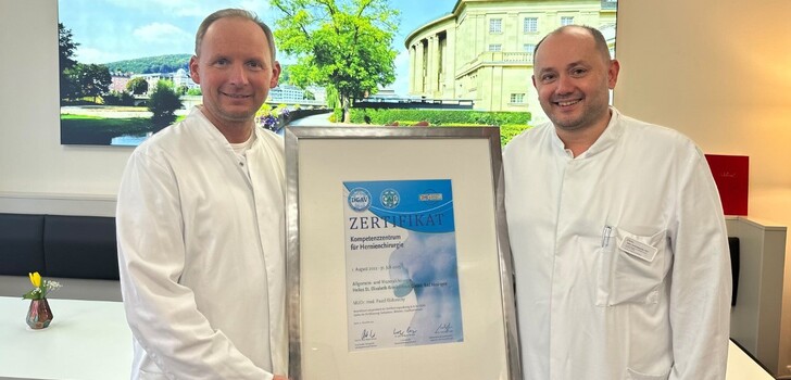 Die stolzen Träger der Rezertifizierung, der ärztliche Direktor MUDr. Klobusicky (rechts) und leitender Oberarzt Dr. Feyerherd.