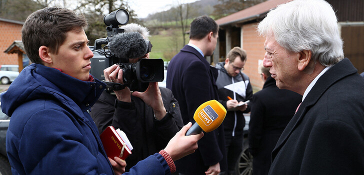 O|N-Redakteur Kevin Kunze im Gespräch mit dem Hessischen Ministerpräsidenten Volker Bouffier.