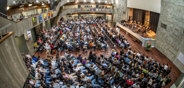 Großer Festakt in der Aula des Domgymnasiums zur 1275-Jahr-Feier der Rabanus-Maurus-Schule