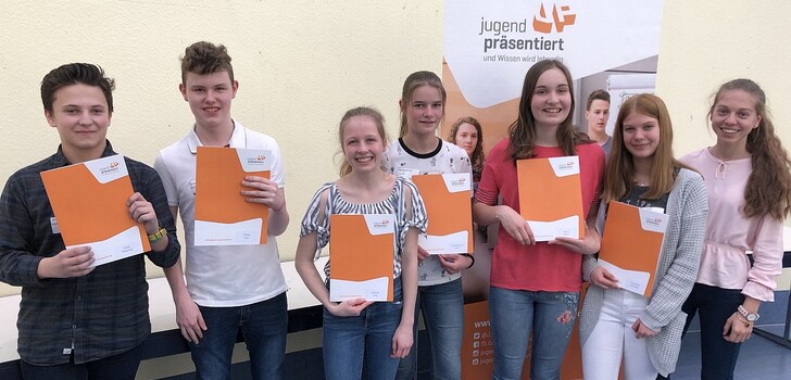 Die Finalistinnen und Finalisten (von links): Jakob Melamed, Philipp Rutz, Johanna Lang, Ida Sturm, Merle Schick, Lara Ilenia Schneider und Denise Stüß