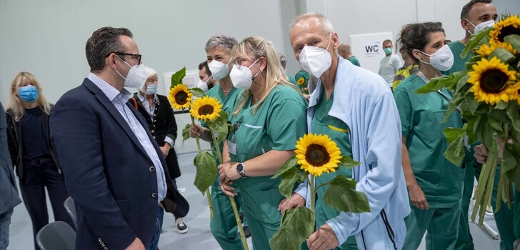 Das Impfzentrum in Fulda schließt jetzt seine Tore und die Chefs sagen mit Sonnenblumen symbolisch Danke ans Team.
