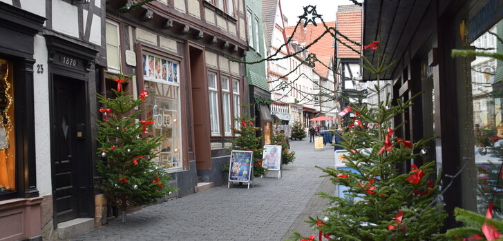 Die Weihnachtszeit ist angebrochen - doch der Einzelhandel bangt ums Weihnachtsgeschäft. Ein Einlassbändchen soll jetzt für Erleichterung sorgen.