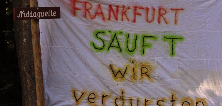 "Frankfur säuft, wir verdursten": Ein Banner, der beim Wasserlauf 2022 am vergangenen Wochenende zu sehen war.