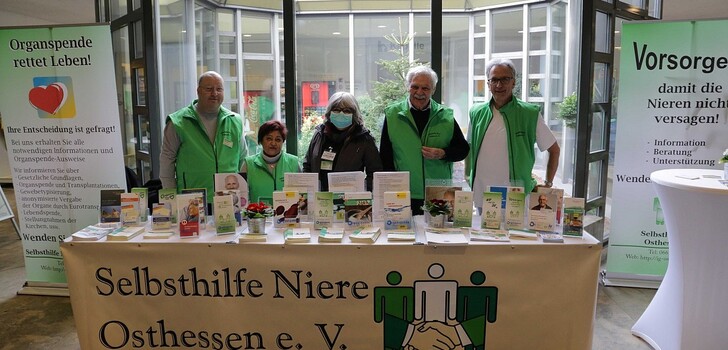 Die Besatzung des Info-Standes von links: Matthias Baumgartl, Ayfer Tabbkin, Sabine Hof, Otto Gemming und Ferdinand David