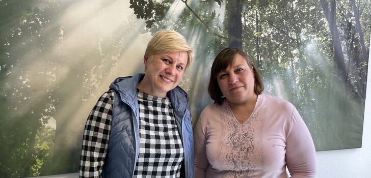 Olena Laubach, Schwester der Geflüchteten und Liudmyla Bakharieva, geflüchtete Ukrainerin (von links)