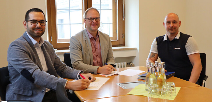 Von links nach rechts: Fuat Dalar, Leiter Infrastrukturvertrieb bei der Telekom, Heiko Stolz, Bürgermeister, Tobias Schmidt, Bauabteilung Gemeinde Neuhof