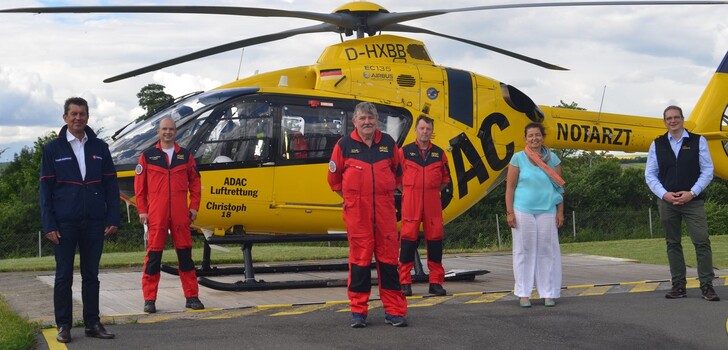 Abschied von Ernst Freier auf dem Rettungshubschrauber „Christoph 18“ (von links): Rainer Kaufmann (Malteser Bezirksgeschäftsführer), Dr. Julian Küstermann (Leitender Hubschrauberarzt), Ernst Freier, Christian Stangl (Leitender Stationspilot), Christine Haupt-Kreutzer (Vorsitzende des Rettungszweckverbandes) und Frédéric Bruder (Geschäftsführer der gemeinnützigen ADAC Luftrettung).