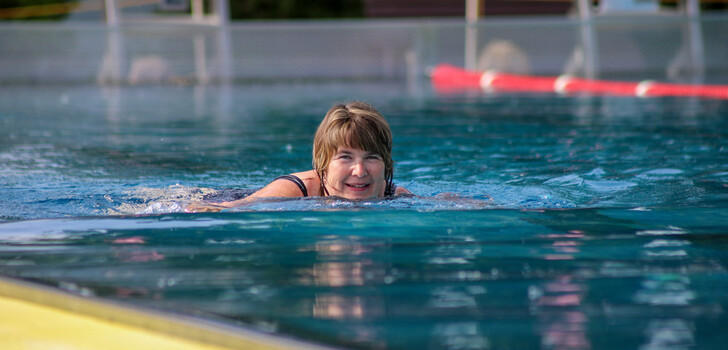 Die Schwimmer im Rosenbad müssen sich an etwas kältere Wassertemperaturen gewöhnen