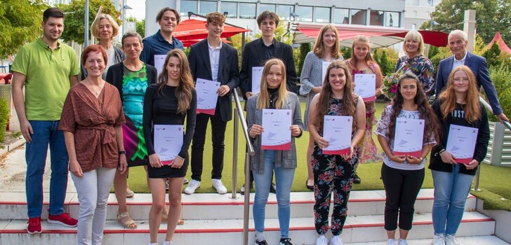 Die stolzen Stipendiaten mit den Lehrkräften Klaus Eidam und Uschi Griebel (hinten links), Monika Jordan und Peter Vater (hinten rechts) sowie den Projektleiterinnen Martina Sohmen-Kött und Ines Kromp (vorn links)