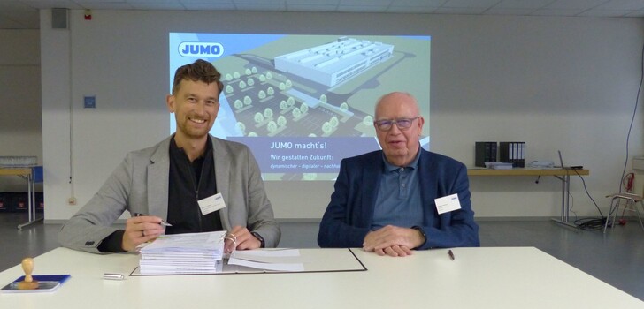 JUMO-Gesellschafter Bernhard Juchheim und der für die Objektplanung zuständige Architekt Marco Schlothauer haben den Bauantrag unterschrieben