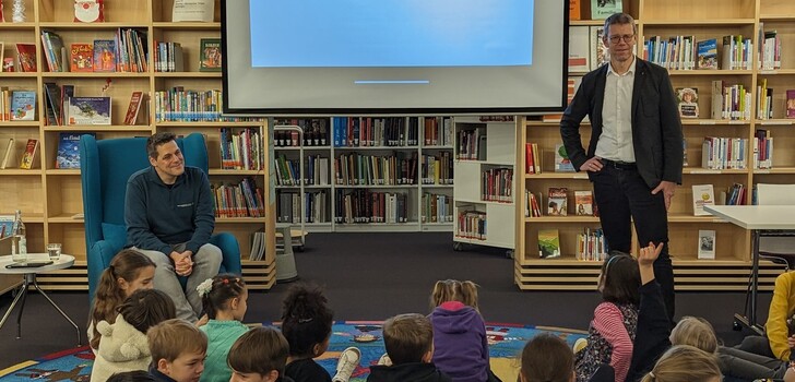 Auf dem Vorlesetag engagierten sich auch die Kinder fleißig und stellten Fragen. Von links: Prof. Dr. Jörg Kreiker, Berthold Weiß.