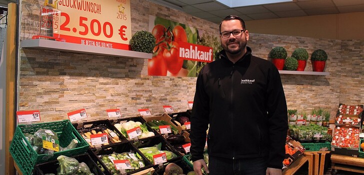 Patrick Franz ist stolz: Sein Supermarkt wurde mit dem REWE-Award ausgezeichnet.