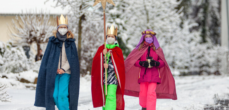 Im Bistum Fulda waren die Sternsinger in diesem Jahr in kleinen Gruppen – und häufig auch als Geschwisterpaare – mit Maske und Abstand unterwegs. Dazu gibt es Alternativen wie etwa Segensaufkleber und Spendenbriefe.