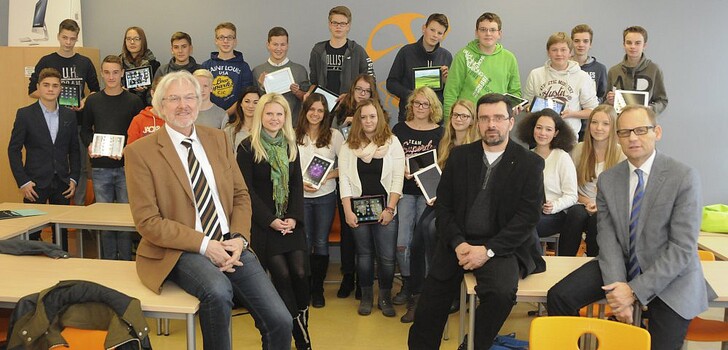 Schüler der iPad-Klasse an der Freiherr-vom-Stein-Schule in Fulda mit Direktor, Projektleitern und Bürgermeister.