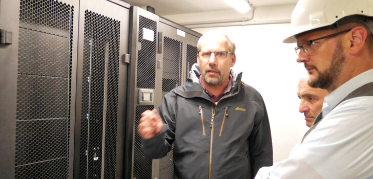 IT-Leiter Michael Dietzel (links) neben dem Ausschussvorsitzenden Helge Mühr (rechts).